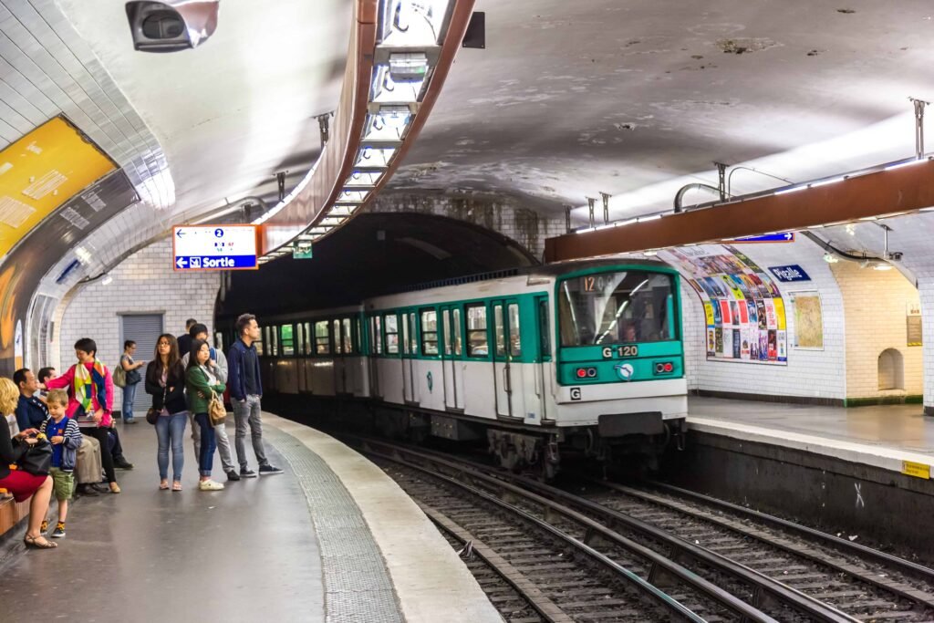 Paris-metro-stations-rush-hour