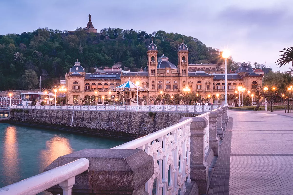 Top-things-to-do-in-San-Sebastian-Spain-The-Concha-Promenade-at-Sunrise.jpg