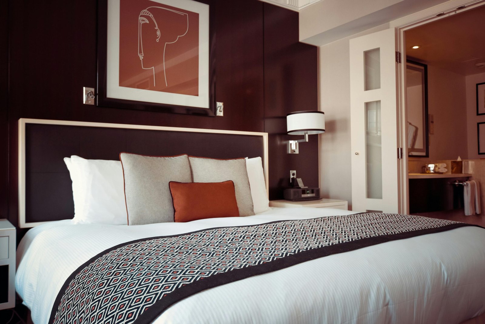 pexels-photo-164595-164595 Cozy and modern hotel bedroom interior with elegant decor and soft lighting.