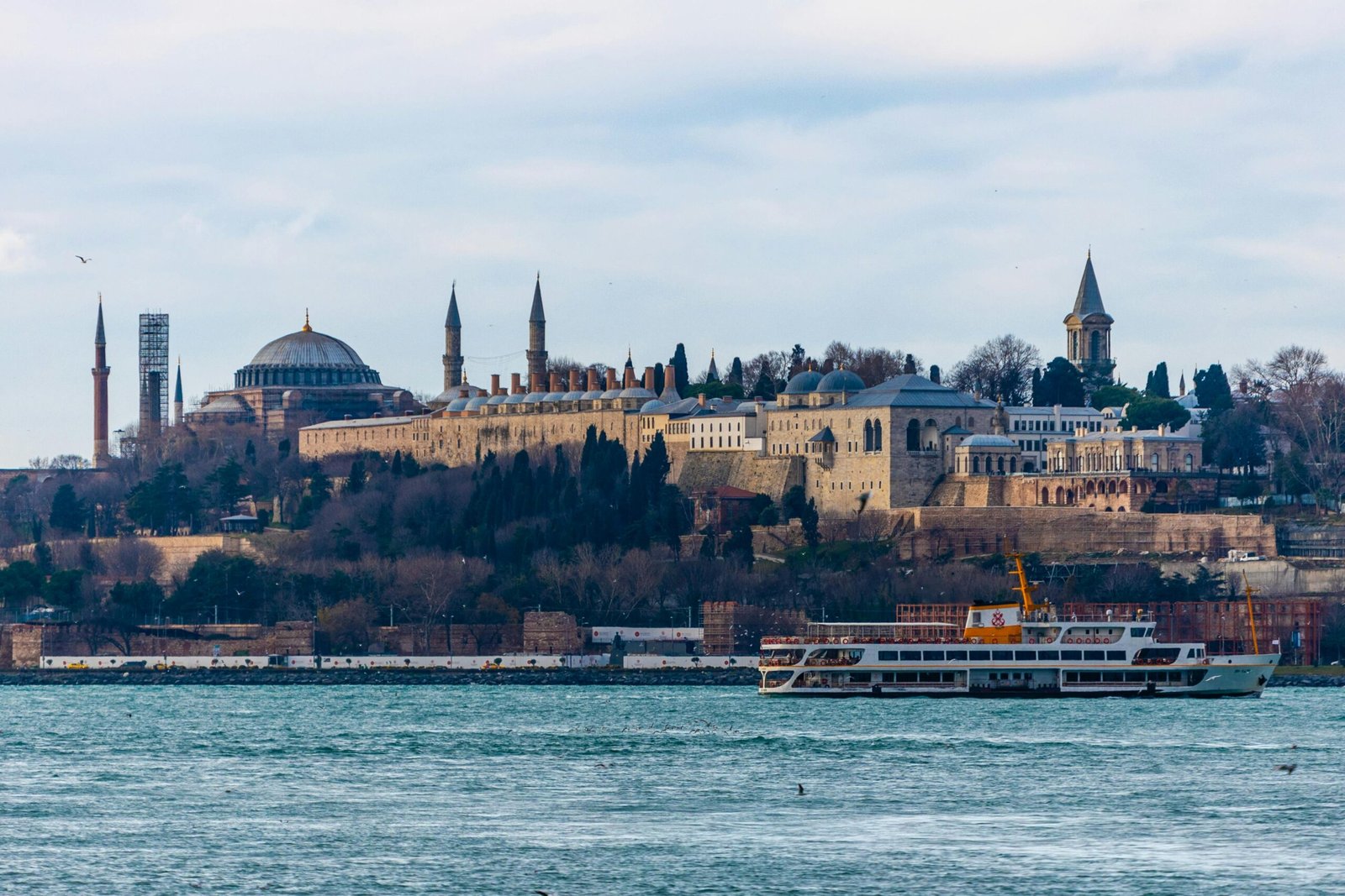 pexels-photo-30255455-30255455 Stunning view of Topkapi Palace with the Bosphorus Strait, capturing Istanbul's historic charm.