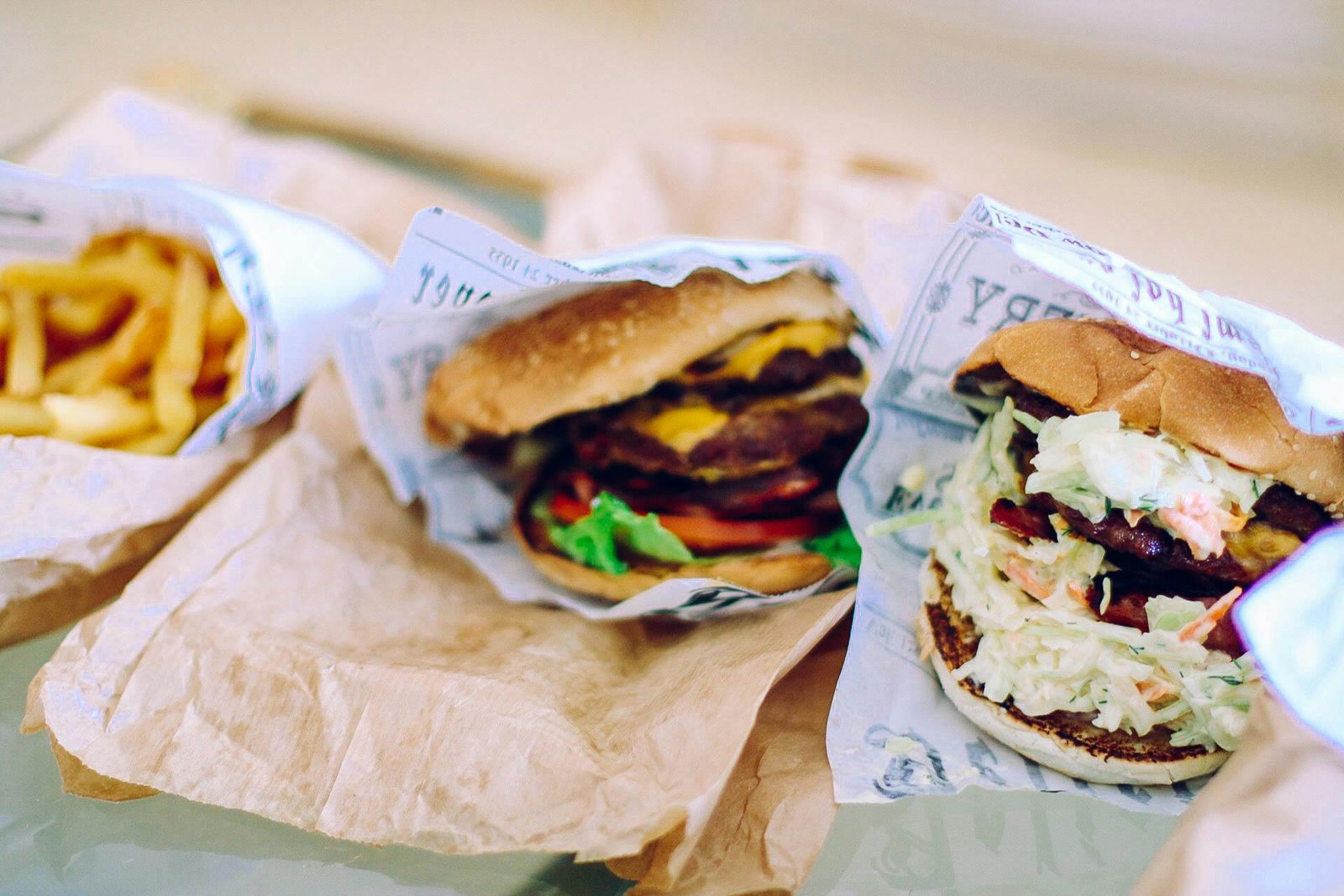 pexels-photo-983297-983297 Mouth-watering cheeseburger with fresh lettuce, tomato, and fries, perfect for lunch or dinner.