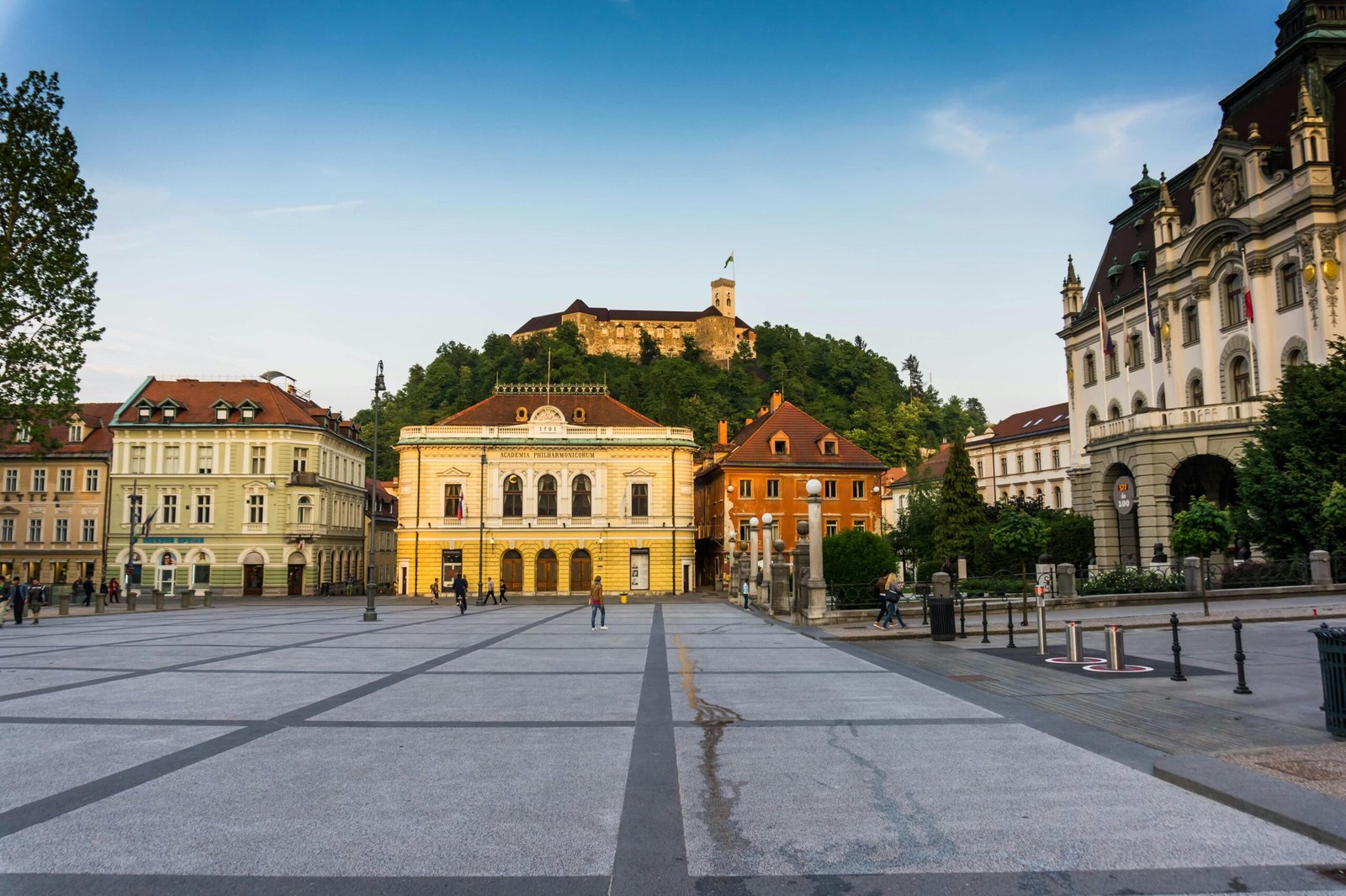 pexels-photo-1088614-1088614 Scenic view of Ljubljana's central square with historical architecture and Ljubljana Castle in the background.