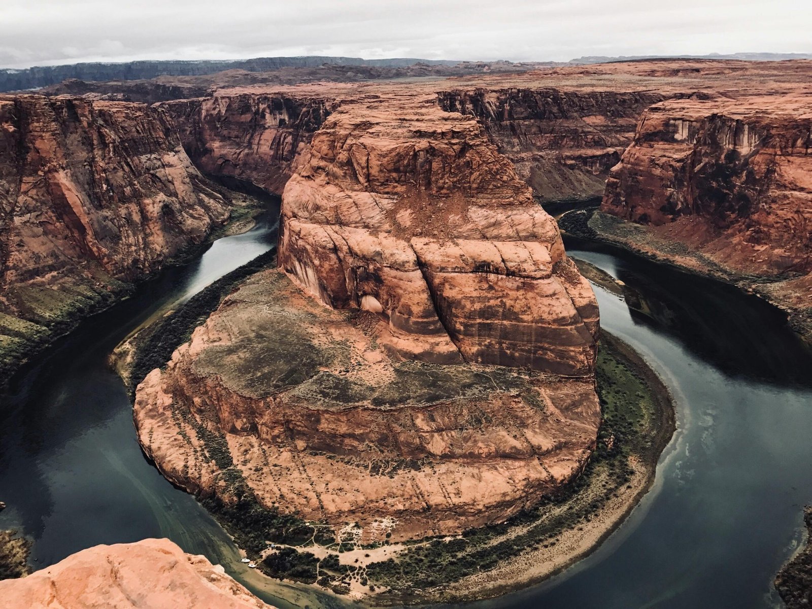 pexels-photo-3219409-3219409 Breathtaking view of Horseshoe Bend in Page, Arizona with the Colorado River winding through the canyon.