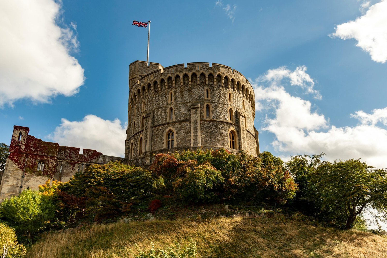 pexels-photo-9119524-9119524 Stunning view of Windsor Castle, England, with lush surroundings and vivid blue skies.